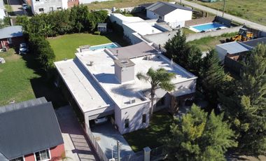 Casa con Piscina en Barrio Parque Las Picadas