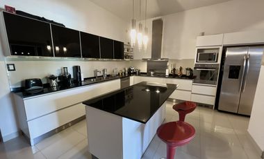 Casa con Piscina en Barrio Parque Las Picadas