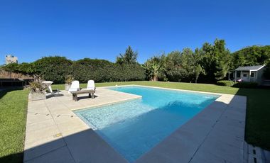Casa con Piscina en Barrio Parque Las Picadas