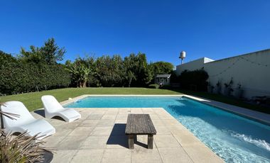 Casa con Piscina en Barrio Parque Las Picadas