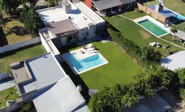 Casa con Piscina en Barrio Parque Las Picadas
