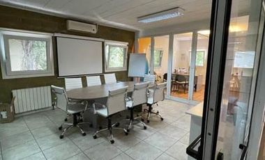Venta con renta. Excelente Depósito con oficinas - Area de Promoción El Triángulo