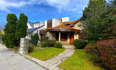 Excelente Chalet sobre 3 lotes con amplio parque y quincho.