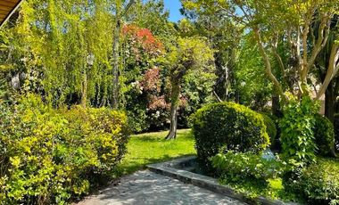 Excelente Chalet sobre 3 lotes con amplio parque y quincho.