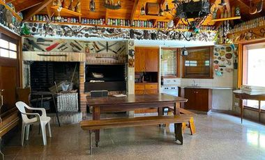 Excelente Chalet sobre 3 lotes con amplio parque y quincho.