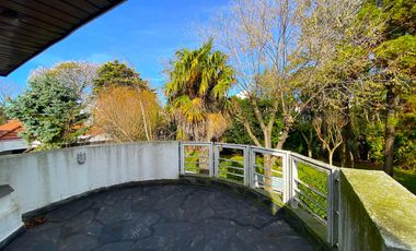 Excelente Chalet sobre 3 lotes con amplio parque y quincho.