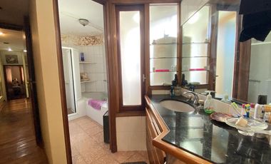 Excelente Chalet sobre 3 lotes con amplio parque y quincho.