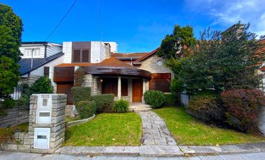 Excelente Chalet sobre 3 lotes con amplio parque y quincho.