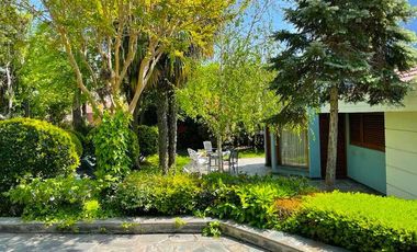 Excelente Chalet sobre 3 lotes con amplio parque y quincho.
