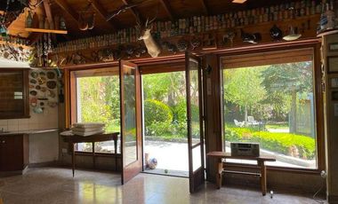 Excelente Chalet sobre 3 lotes con amplio parque y quincho.