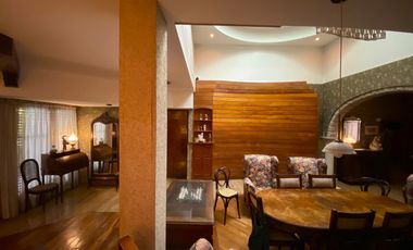 Excelente Chalet sobre 3 lotes con amplio parque y quincho.