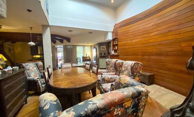 Excelente Chalet sobre 3 lotes con amplio parque y quincho.