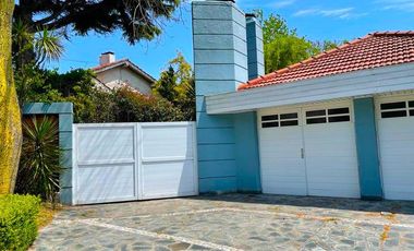 Excelente Chalet sobre 3 lotes con amplio parque y quincho.