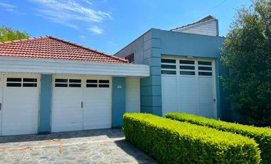 Excelente Chalet sobre 3 lotes con amplio parque y quincho.