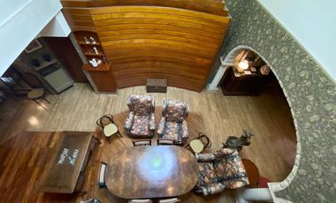 Excelente Chalet sobre 3 lotes con amplio parque y quincho.