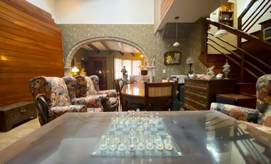 Excelente Chalet sobre 3 lotes con amplio parque y quincho.