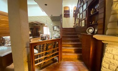 Excelente Chalet sobre 3 lotes con amplio parque y quincho.