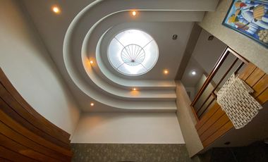 Excelente Chalet sobre 3 lotes con amplio parque y quincho.