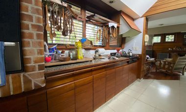 Excelente Chalet sobre 3 lotes con amplio parque y quincho.