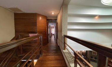 Excelente Chalet sobre 3 lotes con amplio parque y quincho.