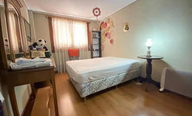 Excelente Chalet sobre 3 lotes con amplio parque y quincho.