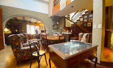 Excelente Chalet sobre 3 lotes con amplio parque y quincho.