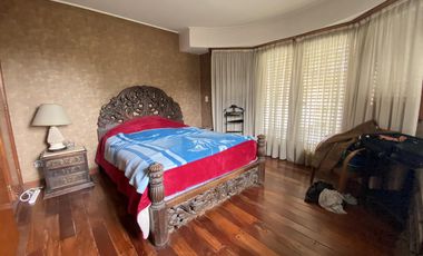 Excelente Chalet sobre 3 lotes con amplio parque y quincho.