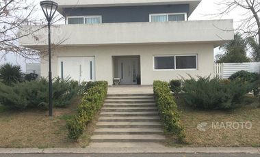 CASA EN VENTA EN BARRIO EL CANTON  – MAROTO PROPIEDADES