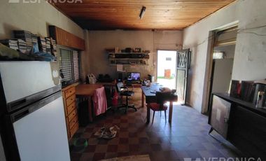 Casa de tres ambientes en venta, Moron. PROPIEDAD A RECICLAR.