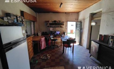 Casa de tres ambientes en venta, Moron. PROPIEDAD A RECICLAR.