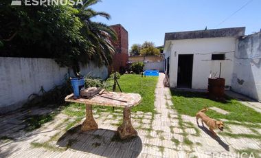 Casa de tres ambientes en venta, Moron. PROPIEDAD A RECICLAR.