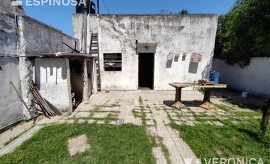 Casa de tres ambientes en venta, Moron. PROPIEDAD A RECICLAR.