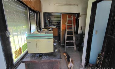 Casa de tres ambientes en venta, Moron. PROPIEDAD A RECICLAR.