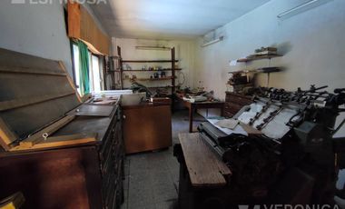 Casa de tres ambientes en venta, Moron. PROPIEDAD A RECICLAR.