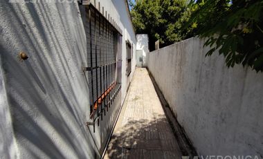 Casa de tres ambientes en venta, Moron. PROPIEDAD A RECICLAR.