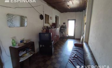 Casa de tres ambientes en venta, Moron. PROPIEDAD A RECICLAR.