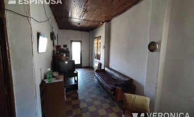 Casa de tres ambientes en venta, Moron. PROPIEDAD A RECICLAR.