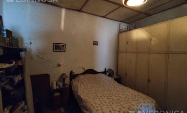 Casa de tres ambientes en venta, Moron. PROPIEDAD A RECICLAR.