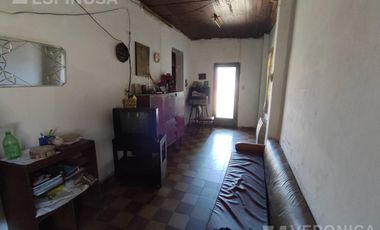 Casa de tres ambientes en venta, Moron. PROPIEDAD A RECICLAR.