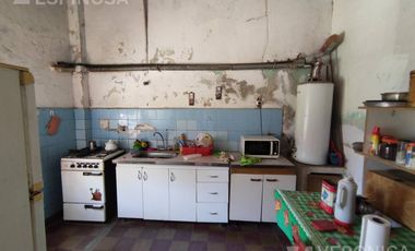 Casa de tres ambientes en venta, Moron. PROPIEDAD A RECICLAR.