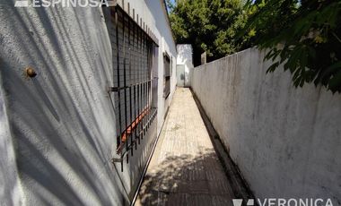 Casa de tres ambientes en venta, Moron. PROPIEDAD A RECICLAR.