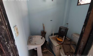 Casa de tres ambientes en venta, Moron. PROPIEDAD A RECICLAR.