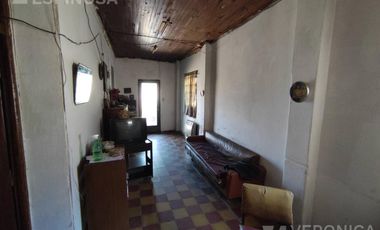 Casa de tres ambientes en venta, Moron. PROPIEDAD A RECICLAR.