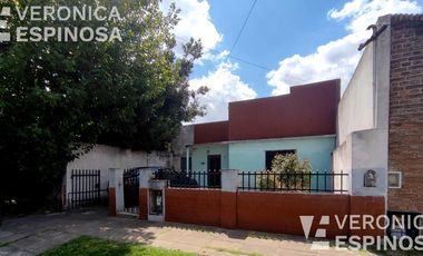 Casa de tres ambientes en venta, Moron. PROPIEDAD A RECICLAR.