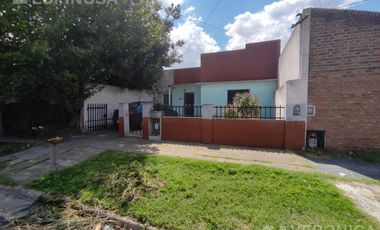 Casa de tres ambientes en venta, Moron. PROPIEDAD A RECICLAR.