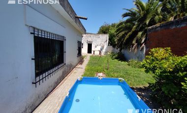 Casa de tres ambientes en venta, Moron. PROPIEDAD A RECICLAR.