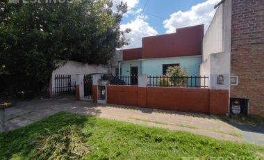 Casa de tres ambientes en venta, Moron. PROPIEDAD A RECICLAR.