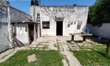 Casa de tres ambientes en venta, Moron. PROPIEDAD A RECICLAR.