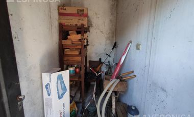 Casa de tres ambientes en venta, Moron. PROPIEDAD A RECICLAR.