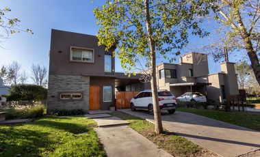 VENTA CASA 3 DORMITORIOS EN BARRIO CERRADO LOS PASOS - FISHERTON